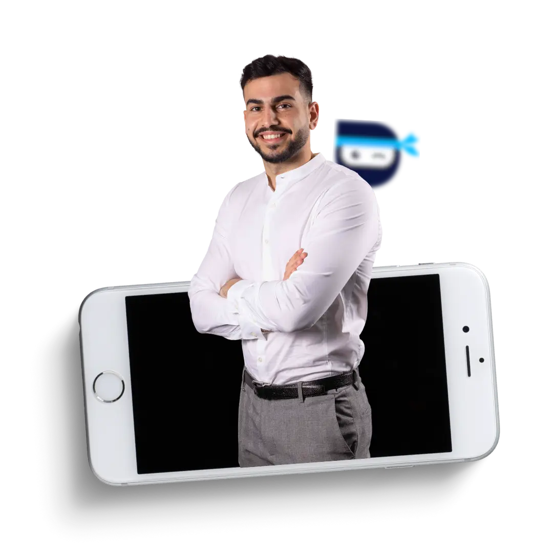 מאור אלגריסי יוצא מתוך מסך של טלפון
